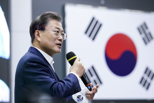 문재인 대통령이 21일 오후 한국형 발사체 '누리호(KSLV-2)'의 발사 참관을 마치고 전남 고흥 나로우주센터 발사통제관리실을 찾아 연구원들을 격려하고 있다.   연합뉴스